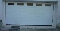Puerta seccional acanalado M woodgrain color blanco