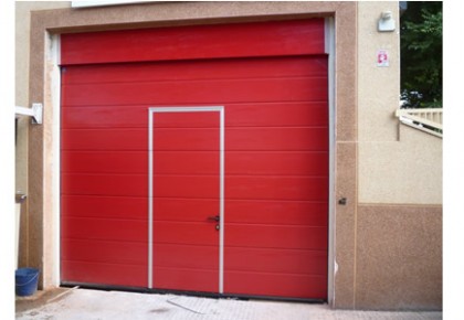 Puerta Seccional con peatonal en Alcobendas