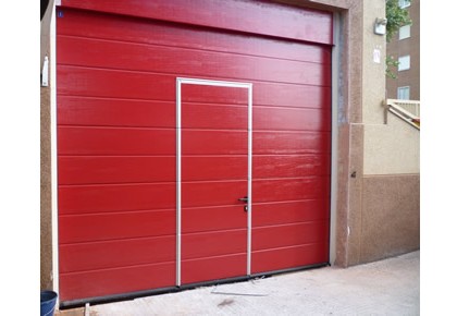 Puerta Seccional con peatonal en Alcobendas